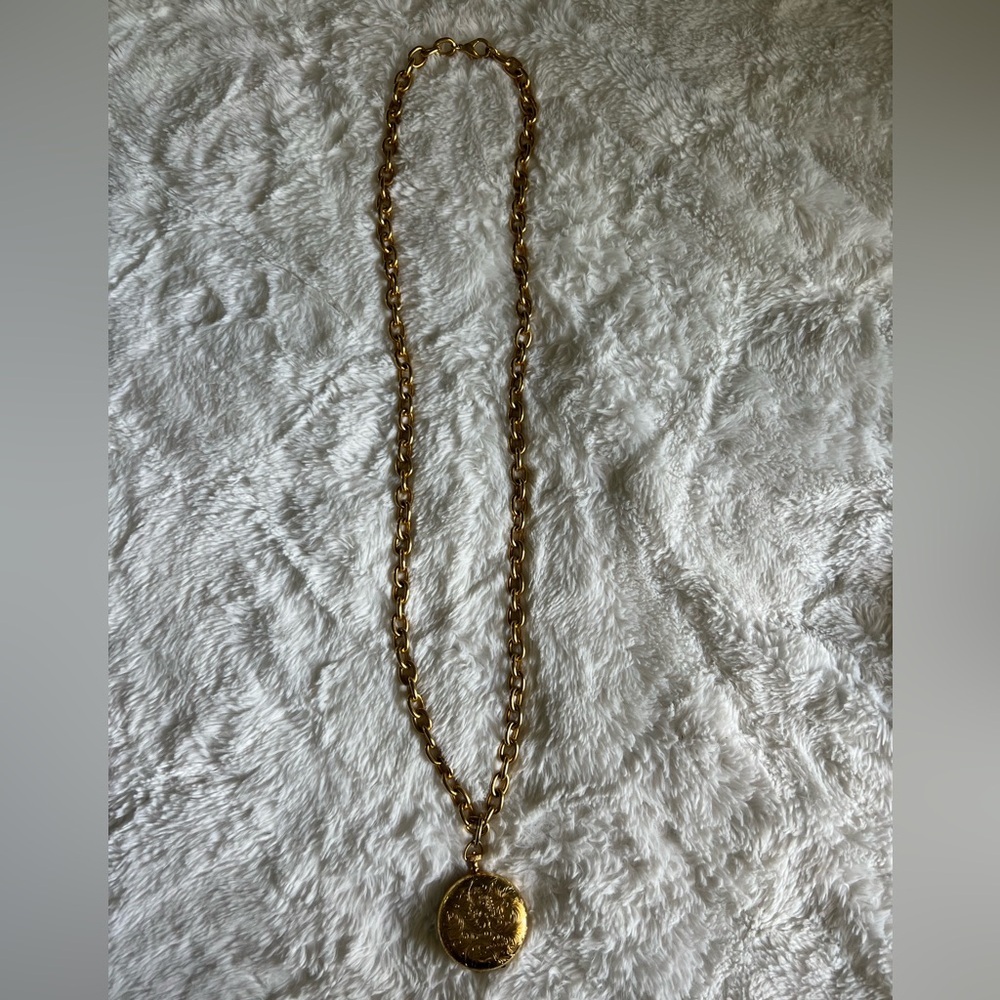 Vintage Style Gold Tone Round Locket Pendant Necklace Floral Engraved Chain - Picture 2 of 3